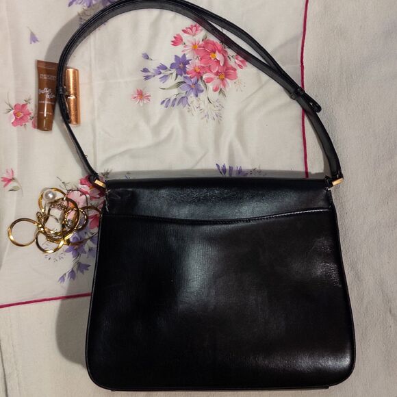 Vintage Gucci Leather One Shoulder Bag - Classic Style with Vintage Charm! - Picture 3 of 14